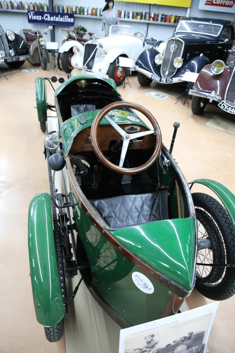 Автомобиль старый