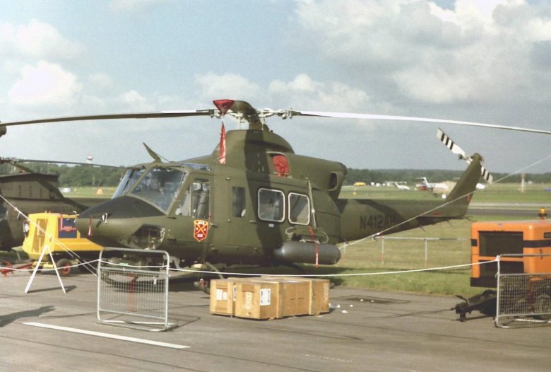 Белл 212 вертолет