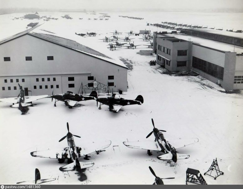 Самолет ангара старый
