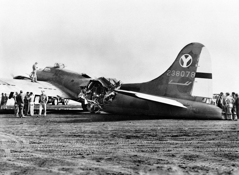 B17 летающая крепость подбитый