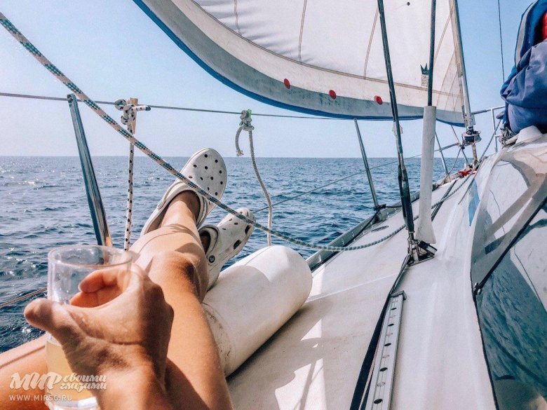 Мужские ноги на яхте