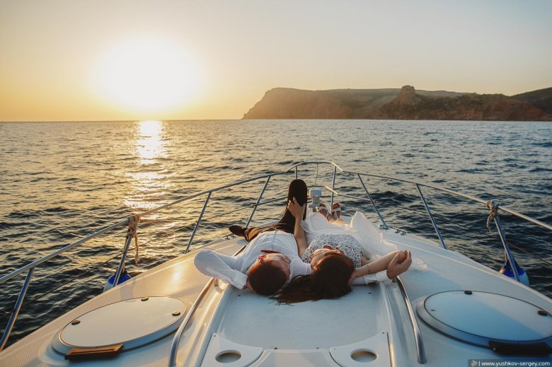 Яхта в море