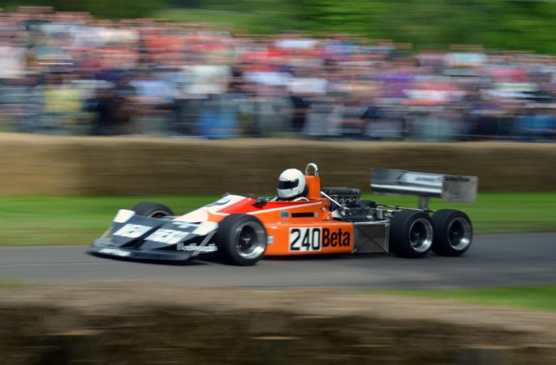 Шестиколесный болид формулы 1