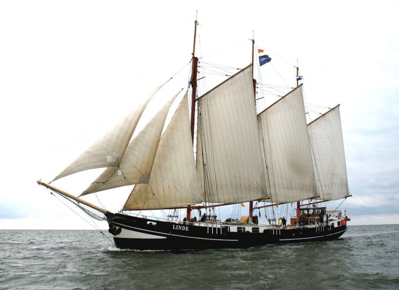 Трехмачтовая гафельная шхуна