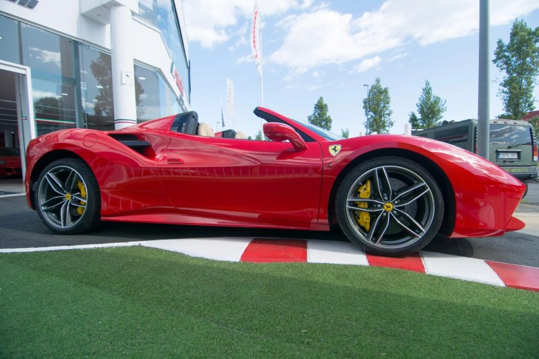 Ferrari f 8 spider