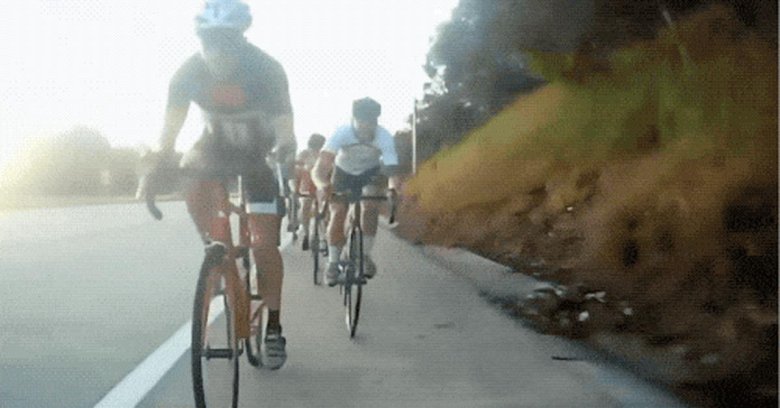 Едет на велосипеде