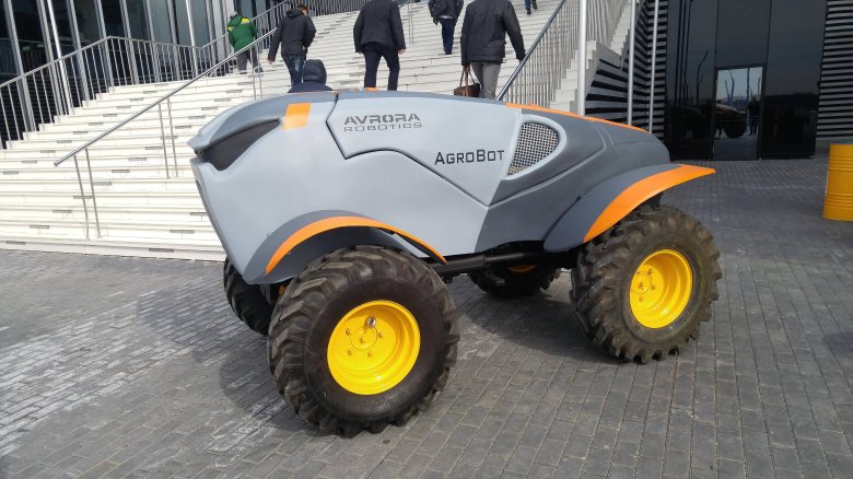 Беспилотный трактор агробот