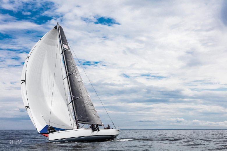 Спортивная яхта