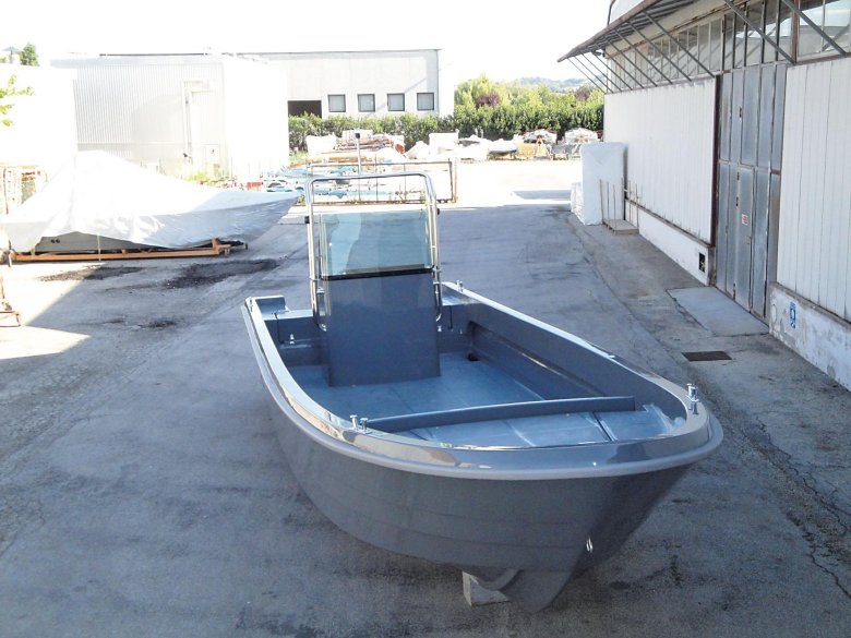 Лодка стеклопластиковая \ двина-4\