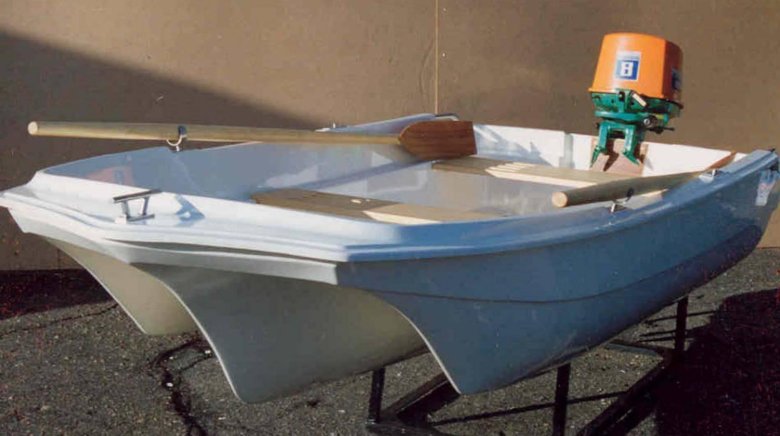 Лодка тримаран стеклопластик