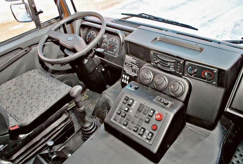 Урал 4320 салон кабины