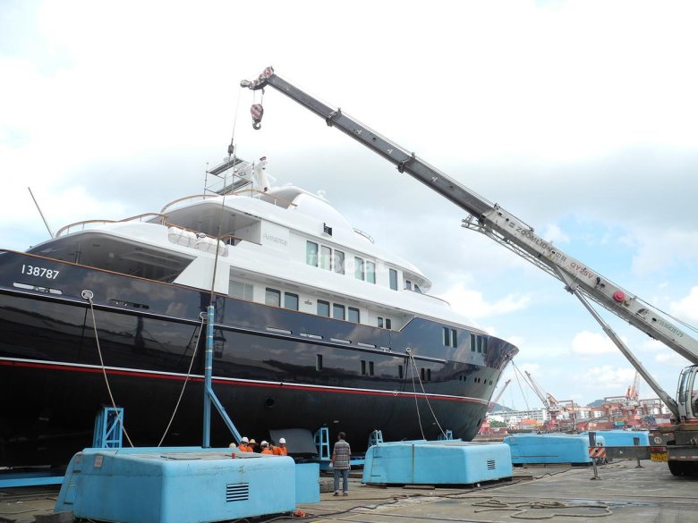 Яхта моторная