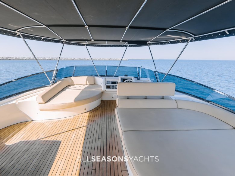 Яхта моторная