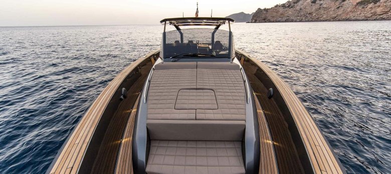 Яхта моторная