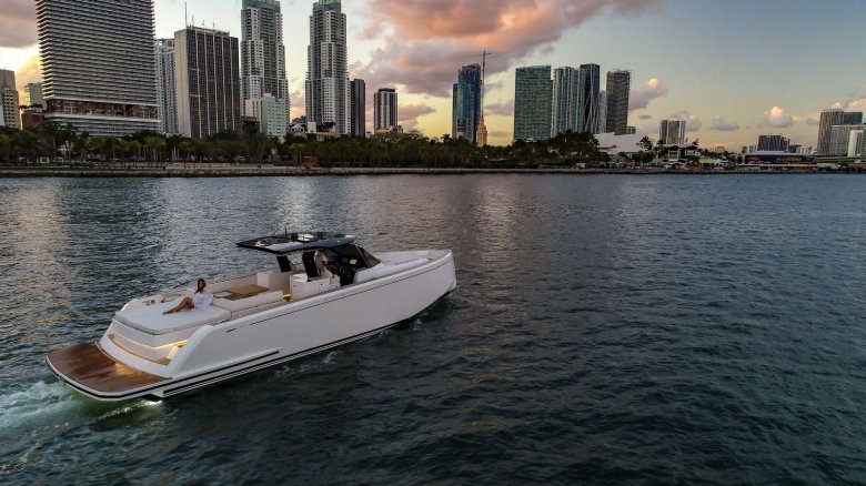 Яхта 50 метров