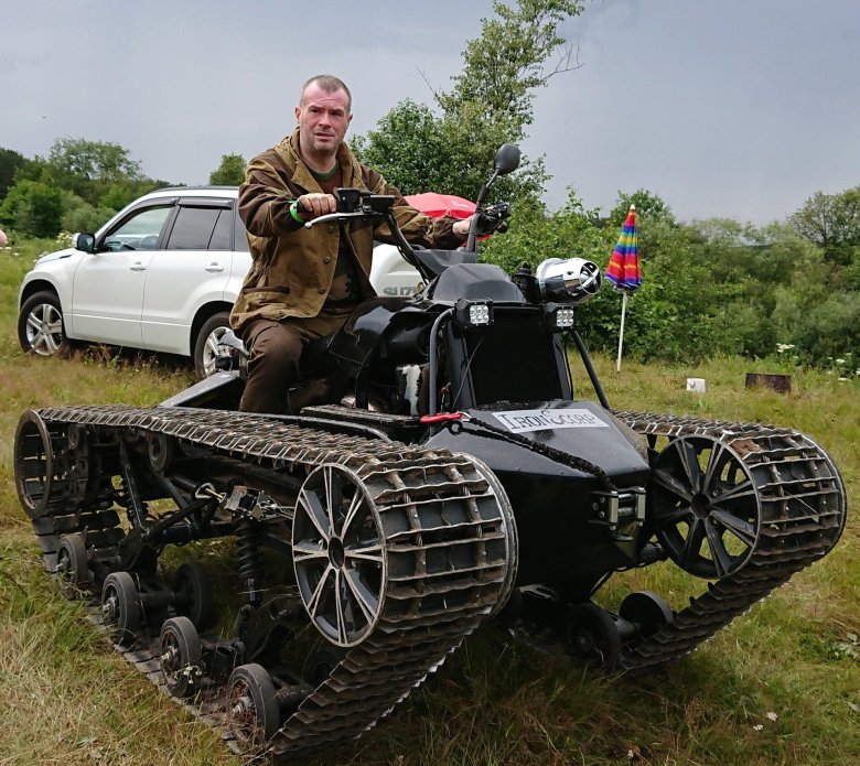 Гусеничный болотоход жук