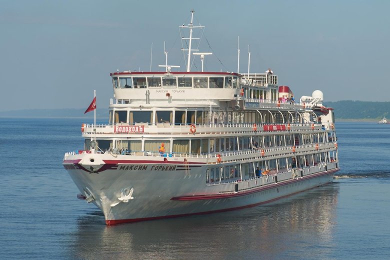 Теплоход максим горький