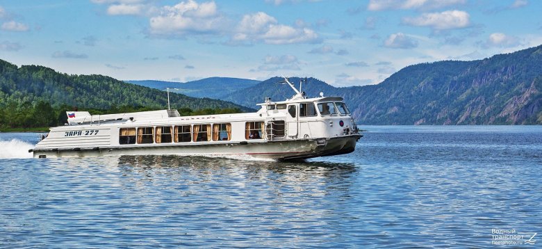 Речной теплоход заря