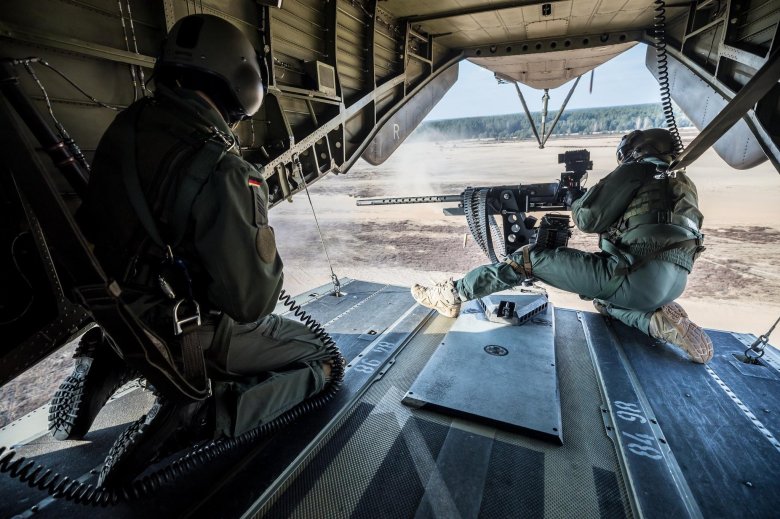 Вертолет с пулеметом