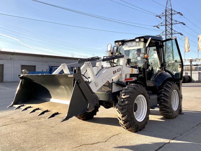 Равноколесный экскаватор погрузчик