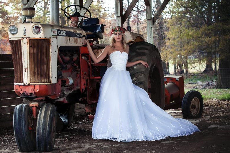 Девушка на тракторе