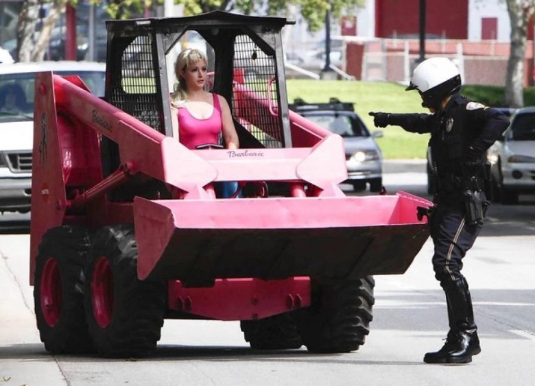 Девушка на бульдозере