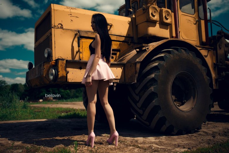 К700 кировец трактор девушка