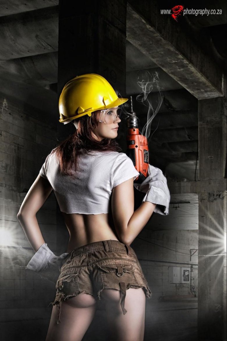 Девушка с электроинструментом