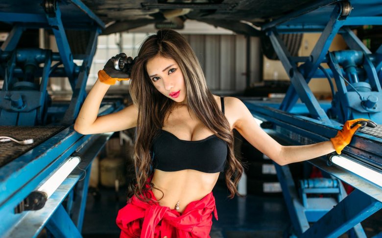 Девушка автослесарь