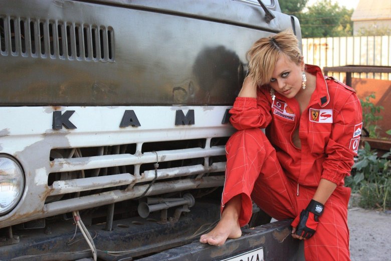 Девушка за рулем камаза