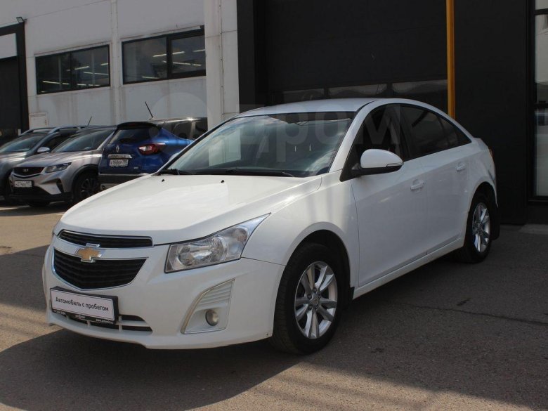 Белый шевроле круз