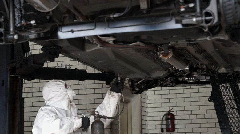 Обработка днища автомобиля