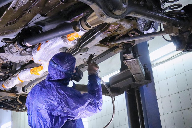 Антикоррозийная обработка днища автомобиля