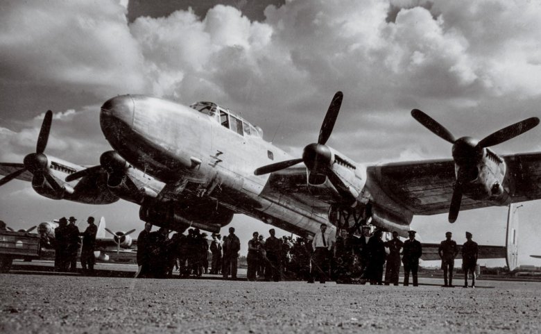 Avro lancaster бомбардировщик
