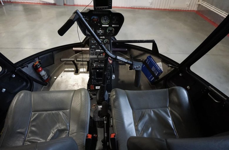 Кабина вертолета robinson r44