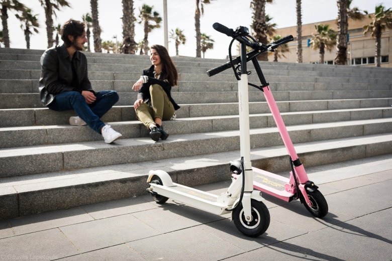 Электросамокат на улице