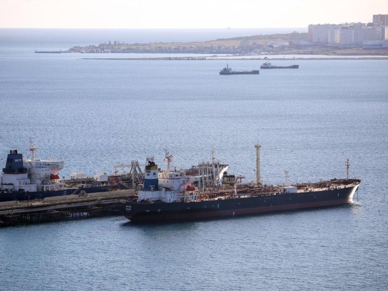 Танкер с нефтью