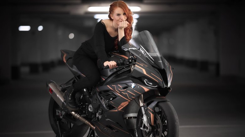 Рыжая девушка на мотоцикле