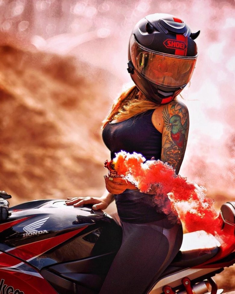 Моника мотоциклистка