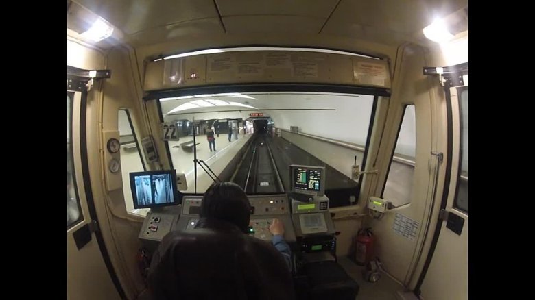 Кабина машиниста поезда метро