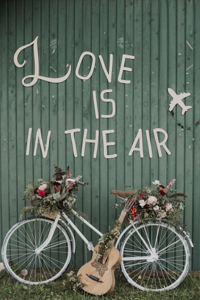 Фотозона с велосипедом и цветами