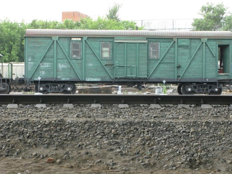 Крытый вагон 11 066