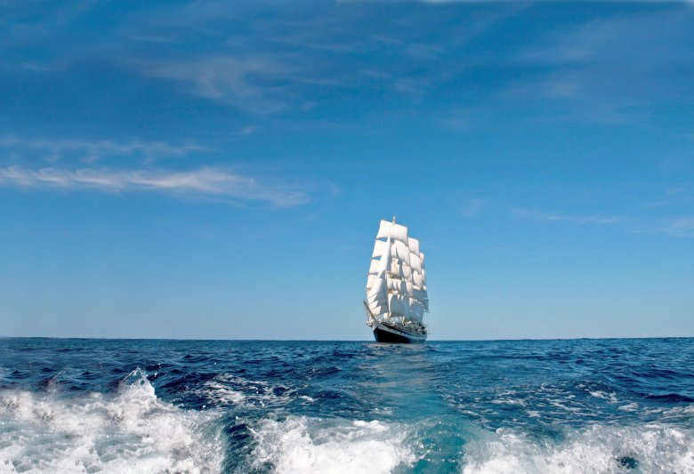 Корабль с белыми парусами