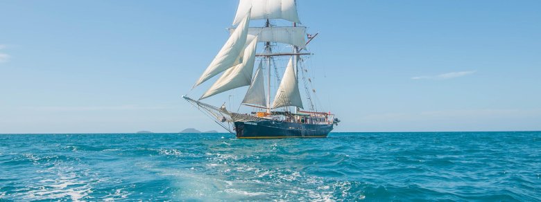 Парусник в море