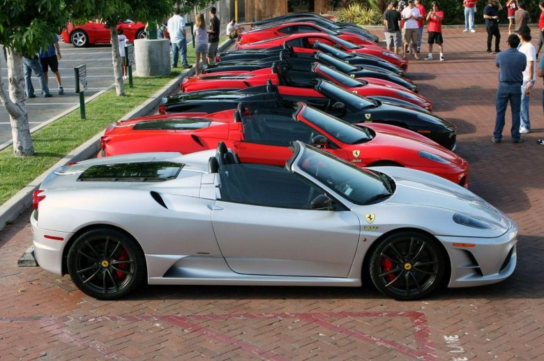 Автомобиль ferrari