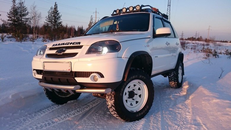 Нива шевроле оффроад белая