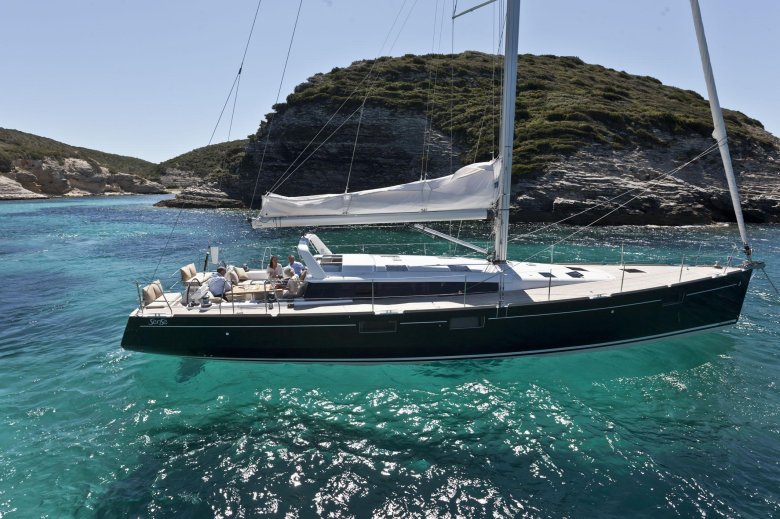 Парусная яхта beneteau