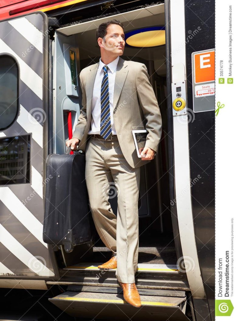 Парень выходит из автобуса