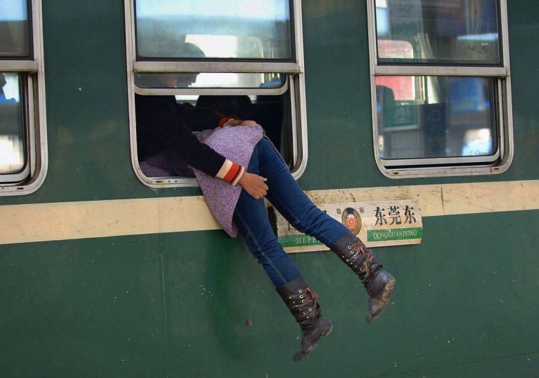 Девушка опоздала на поезд