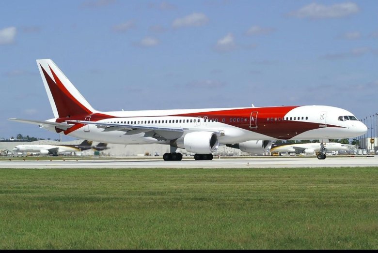 Красно белый самолет